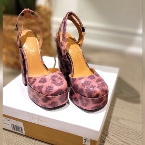 Jessica Simpson Skilla Pump